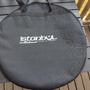 Kruhová černá brašna z textilního materiálu s rukojetí. Uprostřed je bílý nápis istanbul® a pod ním kurzívou Mehmet s doplňkem MADE IN TURKEY. Povrch…