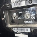 Detail zadní strany černého reproduktoru s dvěma vstupy pro jack kabel. Na panelu jsou nápisy 8 Ohms RIGHT, STEREO, 8 Ohms LEFT, 150 WATTS MAXIMUM PE…