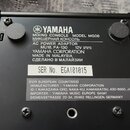 Záběr na spodní stranu černého míchacího pultu. Na štítku je uveden nápis YAMAHA MIXING CONSOLE MODEL MG06 МИКШЕРНАЯ КОНСОЛЬ, AC POWER ADAPTOR MU18,…