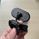 Černý digitální ladicí přístroj s připevněným klipem. Na zadní straně je trojúhelníkový symbol a nápisy DIGITAL TUNER, INTERFACE, MADE IN CHINA a zna…