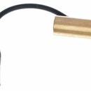 Černý kabel s konektorem typu XLR na jednom konci a mosazným cylindrickým zakončením na druhém. Na černém plastovém konektoru nejsou viditelné žádné…