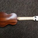 Dřevěné ukulele v hnědé barvě s viditnou strukturou zrna. Na zadní straně krku je vyryt nápis „MADE IN USA“. Hlavička má čtyři černé ladičky. Povrch…
