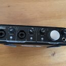 Černý zvukový interface s nápisy ONYX Producer 2-2 a ONYX MIC PREAMPS. Na horní straně jsou dva vstupy, dva ovratidla GAIN s označením MIN a MAX, ovr…