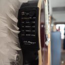 Detailní pohled na ovládací panel předzesilovače zabudovaný v černé akustické kytáře. Na panelu jsou nápisy LR-F Hybrid, BASS, MIDDLE, TREBLE a BLEND…