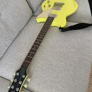 Žlutá elektrická kytara s tmavým hnedým hmatníkem a černou hlavou. Na hlavě je bílé logo Yamaha. Tělo má jeden bílý pickguard, dva snímače a dva ovlá…