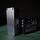 Kovový efekt pedál stříbrné barvy s broušeným povrchem a černými boky. Na horní hraně je nápis BATTERY INSIDE, dole vlevo INPUT DC9V a vpravo OUTPUT.…