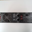 Zadní strana černého rackového zesilovače značky BEHRINGER s webovou adresou www.behringer.com. Zařízení obsahuje dva vstupy INPUT 1 a INPUT 2, dva v…