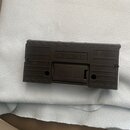 Fotografie zachycuje spodní stranu černého efektpedálu z plastu. Na povrchu je vyraženo logo BOSS, značka CE a nápis MADE IN China. U bateriového víč…