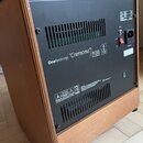 Zadní strana komba v dřevěném korpusu s černým kovovým panelem. Na panelu je bílý nápis Oneforstrings "Cremona"/acus sound engineering a označení TSF…