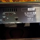Zadní panel kytarového komba v černé barvě. Je na něm bílý nápis LINE 6 a text SPIDER IV 150 AMPLIFIER, 150 Watts 2x12, U.S. PATENT NO. 5,789,689 a 3…