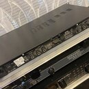 Černý rackový zesilovač s nápisem ENGL, model TUBE SATURATION POWER AMP, vyrobený v Německu. Na zadním panelu jsou vidět vstupy INPUT (LEFT, RIGHT),…