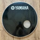 Kruhová černá plocha s bílým lemováním a vyřezaným otvorem v pravé dolní části. V horní části je bílý nápis YAMAHA doprovázený logem značky. Povrch v…