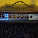 Černý basový kombozesilovač značky Ashton s nápisem BASO BASS AMPLIFIER. Přední panel obsahuje dva vstupy HI a LOW, přepínač LIMITER ON/OFF a šest ot…