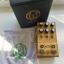 Kytarový pedál zlaté barvy s nápisy ACS1, WALRUS AUDIO a ovládacími prvky jako BASS, MID, TREB, VOL, GAIN a ROOM. Na spodní části jsou přepínače BYPA…