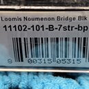 Fotografie detailu štítku na krabici. Na štítku je uveden text Loomis Noumenon Bridge Blk 7 str a kód 11102-101-B-7str-bpTF. Pod textem je čárový kód…