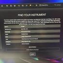 Fotografie zachycuje obrazovku počítače s otevřeným vyhledávačem sériových čísel pod názvem FIND YOUR INSTRUMENT. V tabulce jsou uvedeny údaje o nást…
