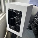 Bílý aktivní reproduktor s černým zadním panelem, umístěný na stojanu. Na panelu je nápis YAMAHA POWERED SPEAKER SYSTEM MODEL HS8, ovládací prvky LEV…