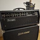 Černý kytarový kombozesilovač s nápisem Boogie na předním textilním krytu. Horní panel obsahuje řadu ovládacích knoflíků a přepínačů, v pravém horním…