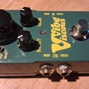 Zelený kytarový efekt s kovovým šasi a nápisy tc electronic, The Vibe Viscous. Na horní straně jsou tři černé oválové knoflíky s popisky VOLUME, INTE…