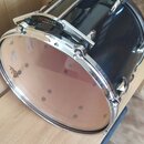 Černý buben s chromovaným obručováním a ladidly. Na horní části je viditelný nápis "Optimount SUSPENSION SYSTEM". Membrána je průsvitná s hnědým podk…