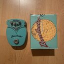 Světle modrý kytarový efekt s nápisy FRENCH TOAST™ a OCTAVE DISTORTION. Na spodní části je logo Danelectro®. Vedle efektu je umístěna krabice v odpov…