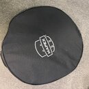 Černý textilní obal na hudební nástroj s oválným tvarem. Uprostřed je bílé logo a nápis MAPEX tm v rámci stylizovaného symbolu. Povrch materiálu je h…