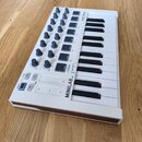 Bílá MIDI klaviatura s 25 klávesami a ovládacími prvky v horní části. Na přístroji je uveden nápis MINILAB mkII a značka ARTURIA. Obsahuje několik še…