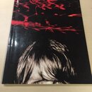 Fotografie znázorňuje obal hudebního alba s portrétem muže. V horní části je uveden nápis BRYAN ADAMS THE BEST OF ME a pod ním menší text. Povrch oba…