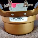 Detail zadní části reproduktoru se zlatým kovovým rámem a magnetem. Na bílém štítku je uveden nápis CELESTION, T5671B G10-GOLD 8Ω, MADE IN UK a kód H…