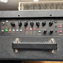 Čelní panel černého kytarového komba značky VOX, model VT40X. Na panelu jsou ovládací knoflíky Gain, Treble, Middle, Bass, Volume a Power Level, přep…