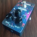 Kytarový efekt s modrým, fialovým a červeným vzorem v podobě šestiúhelníků. Na horní straně je nápis COMMANDER DISTORTION a v pravém horním rohu bílý…