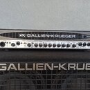 Černý basový zesilovač s kovovým šasi a chromovanými úchyty po stranách. Na horním panelu je bílý nápis GK GALLIEN-KRUEGER a modelové označení 1001RB…