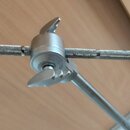 Detailní pohled na kovový stativ s nápisem TAMA. Nástroj má stříbrnou barvu, povrchový povrch je v některých místech opotřebovaný a vykazuje známky k…