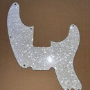 Bílý pickguard s perleťovým vzorem (pearl) určený pro elektrickou kytaru. Díl má vyvrtané otvory pro připevnění a hladký povrch bez viditelných poškr…