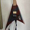 Elektrická kytara s ostroúhlým tělem v červeně-černém přechodovém odstínu. Nástroj má jeden bílý humbucker, černý most s pružinami a jeden ovládací k…