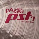 Detailní záběr na povrch mosazného činele s viditelným rýhováním. Na povrchu je červený nápis PAiste a pod ním stylizovaný červený nápis pst7 s doplň…