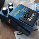 Modrý efekt pedál s nápisem Blues Driver BD-2w. Na horní části je černý vypouklý nápis BOSS a štítek s textem WAZA CRAFT. Zařízení má tři černé ovlád…