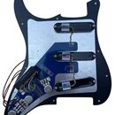 Černý pickguard pro elektrickou kytaru s namontovanou elektronikou a třemi snímači. Snímače jsou umístěny v černých rámečkách a mají bílé štítky s vl…