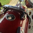 Detail červeného bubnu značky TAMA s nápisem Silverstar ALL BIRCH SHELL na středovém logu. Horní chromovaný obruč nese nápis Star-Mount Star-Mount Sy…
