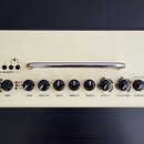 Krémově bílý kytarový zesilovač s ovládacím panelem. Na panelu jsou nápisy USER MEMORY, AMP, GAIN, MASTER, BASS, MIDDLE, TREBLE, EFFECT, ECHO/REV, GU…