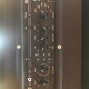 Detailní pohled na ovládací panel kytarového komba v černé barvě. Na panelu jsou nápisy STEREO 20, INPUT, VOICE, GAIN, VOLUME, EQ a EFFECTS s doprovo…