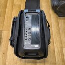 Černý přenosný reproduktor v černé polstrované brašně. Na zadním panelu jsou vidět ovládací prvky, konektory a nápisy PDE-12A 1000W, Power Dynamics a…
