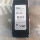 Zadní strana kompaktního efektového pedálu v černé barvě. Na bílém štítku je uveden text Micro Series Compact Pedal, Adapter: 9V, Polarity: (symbol p…
