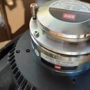 Detailní pohled na zadní část reproduktorového membrány s kovovým magnetem. Na horním štítku je červené logo BMS a nápisy Neodymium Compression Drive…