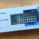 Bílá papírová krabice s produktem Arturia BeatStep Pro. Na krabici je nápis ARTURIA, BEATSTEP PRO a text Controller & Sequencer, v dolní části je rám…