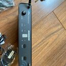 Černý bezdrátový přijímač s textem SAMSON a označením CR88 UHF WIRELESS RECEIVER. Zařízení má ovládací knoflík VOLUME, tlačítka SELECT a POWER, malý…