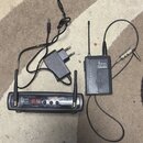 Sada bezdrátového systému značky e.bone v černé barvě. Obsahuje přijímač s nápisem e.bone EWS-16R UHF RECEIVER, vysílač s nápisem e.bone EWS-16PT UHF…