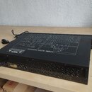 Černý rackový efektový procesor s viditelným zadním panelem plným konektorů a ovládacích prvků. Na horní straně je bílý nápis M-1ZE BLOCK DIAGRAM dop…