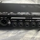 Zadní strana černého elektronického zařízení s kovovým šasi. Na panelu jsou nápisy AC INPUT 220-240V, 50-60Hz, DIR OUT, PATCH BAY a 800 WATTS / 4 OHM…