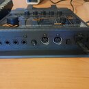 Zadov panels efektového procesoru Roland GR-20 v tmavě šedé barvě. Na horní části jsou vidět ovládací knoflíky, přepínače a nápisy včetně značky Rola…